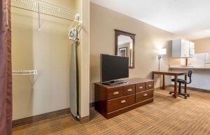印第安纳波利斯印第安纳波利斯机场长住酒店的酒店客房的梳妆台配有电视和书桌