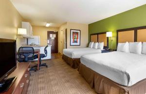 沃思堡美国长住酒店 - 沃思堡 - 化石溪的酒店客房配有两张床和一张书桌