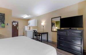 沃思堡美国长住酒店 - 沃思堡 - 西南的配有一张床和一台平面电视的酒店客房