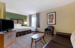 沃思堡美国长住酒店 - 沃思堡 - 西南的配有一张床和一台平面电视的酒店客房