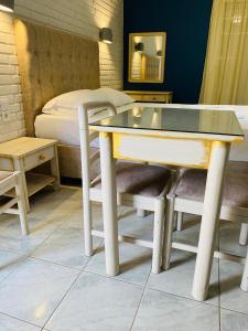 Apidias Lakos格拉湾公寓式酒店的一张桌子和椅子,位于一个配有床的房间