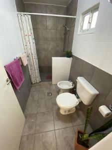 萨尔塔Cabañas La Misión的一间带卫生间和水槽的浴室