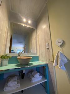 萨尔塔Cabañas La Misión的浴室配有盥洗盆、镜子和毛巾