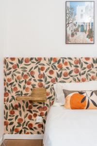 土伦Appartement Il Sereno - voyage entre les Pouilles et la Sicile的一间卧室配有一张带花卉壁纸的床