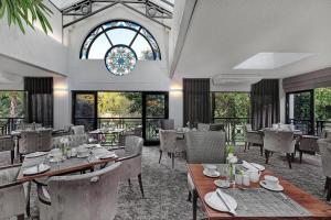 米德兰米德兰万豪Protea酒店的一间带桌椅的用餐室和窗户。