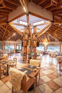 乌斯怀亚罗斯尼尔斯酒店的餐厅设有木制天花板和桌椅
