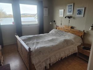 利勒斯特罗姆Hus ved Lillestrøm by的一间卧室设有一张大床和窗户