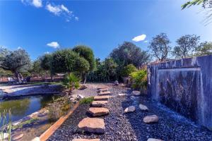 阿尔曼萨Villa - Algarve, Portugal, 4 Bed ensuite, private pool, lake and beautiful gardens的池塘旁带石路的花园