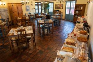 圣若昂-德雷普萨达罗图恩达酒店的一间餐厅配有桌椅,提供食物