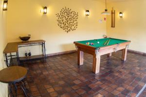 圣若昂-德雷普萨达罗图恩达酒店的一间房间,内设台球桌