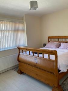 曼彻斯特Greenwood的一间卧室设有一张木床和一个窗户。
