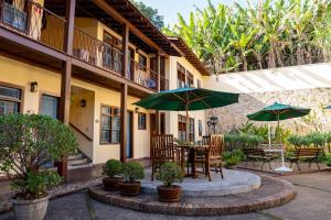 圣若昂-德雷普萨达罗图恩达酒店的一个带桌椅和遮阳伞的庭院