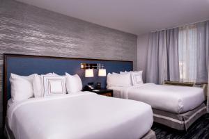 纽约纽约曼哈顿/时代广场费尔菲尔德客栈的酒店客房设有两张床和窗户。