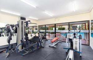 马库拉Marcoola Beach Resort的大楼内带跑步机和机器的健身房