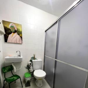 贝洛奥里藏特Casa Jardim Hostel BH - Santa Efigênia - Paraíso的带淋浴、卫生间和盥洗盆的浴室