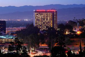 洛杉矶喜来登环球酒店的一座建筑物,上面有夜间标志