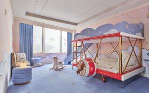 北京北京四季酒店的儿童间,配有一张云彩壁画床