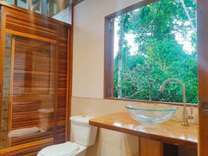 巴亚索拉诺Reserva Pakore Wera的一间带碗水槽和窗户的浴室
