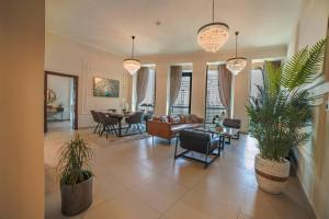 迪拜FIRST CLASS 2BR with full DUBAI SKYLINE & SEA view的客厅配有盆栽植物和沙发