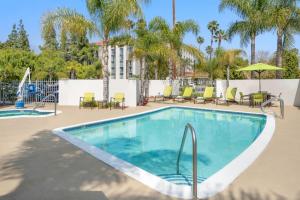 阿卡迪亚SpringHill Suites Pasadena Arcadia的一个带桌椅的度假村游泳池