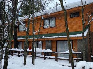 拉斯特朗卡斯Cabañas Bordenieve的地面上积雪的树林中的小木屋