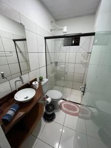 戈亚斯州上帕莱索Casa Esmeralda的带淋浴、卫生间和盥洗盆的浴室