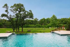 奥斯汀Residence Inn by Marriott Austin Southwest的一个带甲板和木桥的游泳池
