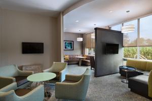 奥斯汀Residence Inn by Marriott Austin Southwest的酒店大堂设有椅子和候机室