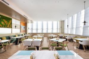 顺义北京顺义希尔顿惠庭酒店的用餐室设有桌椅和窗户。