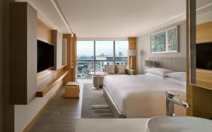 哥打京那巴鲁哥打京那巴鲁万豪酒店&度假村的酒店客房设有一张大床和一台电视。