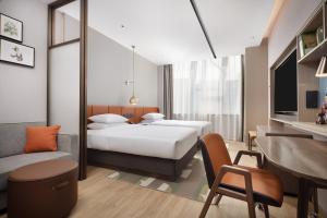 顺义北京顺义希尔顿惠庭酒店的酒店客房配有两张床和一张书桌
