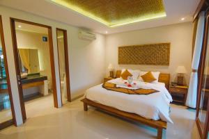 乌布Taman Amartha Hotel的卧室配有一张白色大床