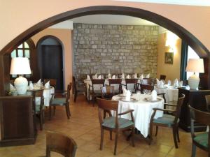 RoccamandolfiCasale Maginulfo的一间设有桌椅的用餐室和砖墙