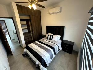 梅兹卡勒斯Modern Beautiful Condo的一间卧室配有一张床和吊扇