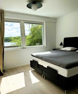 斯德哥尔摩The Luxurious Lakeview Villa near Stockholm的一间卧室设有一张大床和一个大窗户