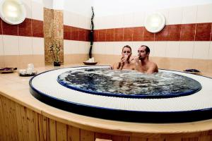 Jirkov泽觅克舍维尼哈拉迪克酒店的两人在浴室的浴缸里