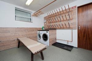 富尔普梅斯Apartments Morandell的洗衣房配有洗衣机和洗衣机