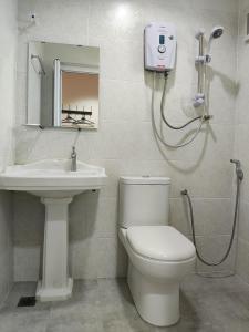 丹那拉打Ar Rayyan Hotel的一间带卫生间和水槽的浴室