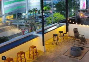 Ban KohongBAAN650 Hostel的享有带凳子和酒吧的建筑景致