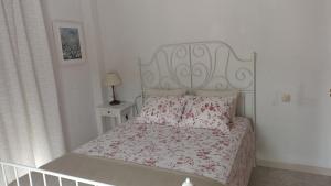 托罗克斯Casa Liébana的白色卧室,配有一张带白色床头板的床