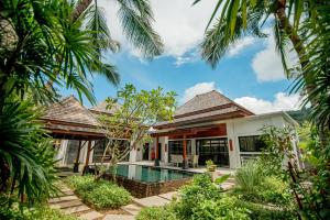 卡马拉海滩The Bell Pool Villa Resort Phuket的游泳池别墅的图象