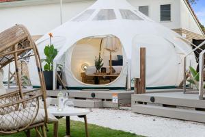 拜伦湾Ingenia Holidays Byron Bay的白色的伊瓜纳帐篷,配有桌子和椅子