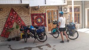 布哈拉Shaxruza Shahzoda Guest House的站在自行车旁的女人