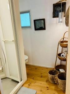 长野１日1組様限定　「ほしな屋」的一间带卫生间和窗户的浴室