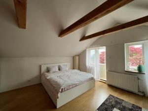 哥德堡Grand villa with great location!的白色的卧室设有床和窗户
