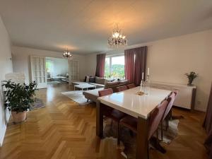 哥德堡Grand villa with great location!的一个带桌子和沙发的大客厅
