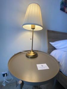 塔兰托affittacamere San Michele的一张桌子,上面有灯,放在床边