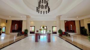 马萨阿拉姆Gemma Resort的大堂配有桌椅和吊灯。