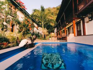 纳闽巴霍Cool Breeze Authentic Hotel Labuan Bajo Komodo的泰迪熊和塞满的动物正坐在游泳池里
