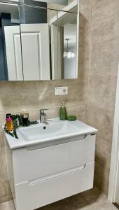 比斯特里察Nix Apartment - Calea Moldovei的浴室设有白色水槽和镜子